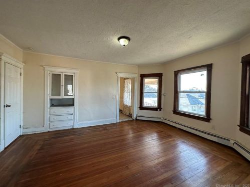 433 New Britain Ave, Hartford CT  06106-3832 exterior
