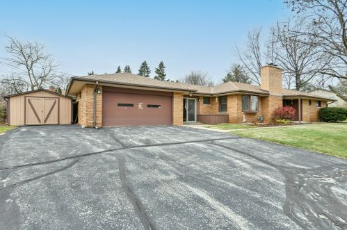 915 Hi Ridge Ave, Waukesha, WI 53186-2329