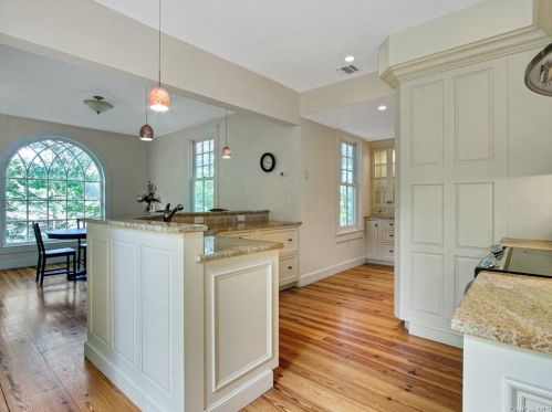 2 Stable Rd, Tuxedo Park, NY 10987-4025
