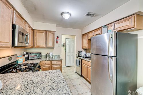 1511 Green Hollow Dr, Iselin NJ  08830-2946 exterior