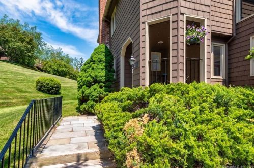 9 Saddle Rdg, Bloomfield, CT 06002-1531