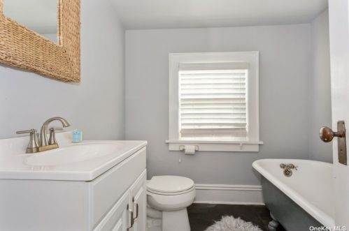 970 Allen Ln, Woodsburgh NY  11598-1705 exterior