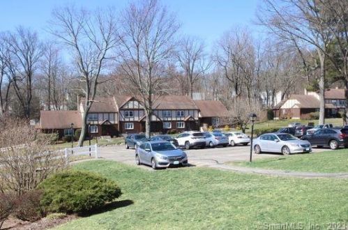 14 Derbyshire, Derby CT  06418-2235 exterior