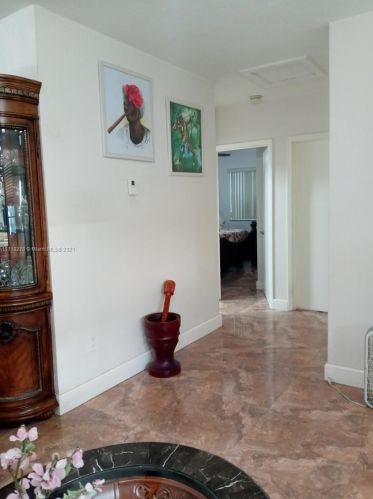 2025 3 Ave, Hialeah FL  33010-4994 exterior