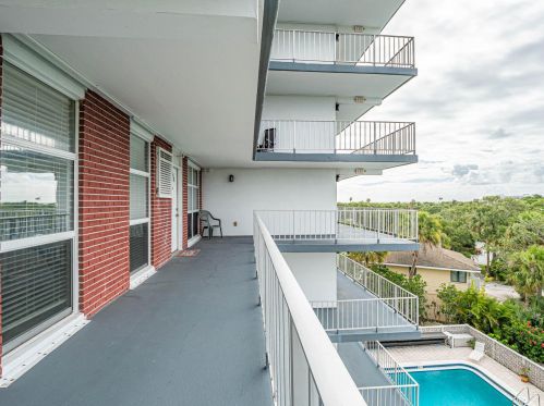 935 Causeway Blvd, Vero Beach FL  32963-2235 exterior