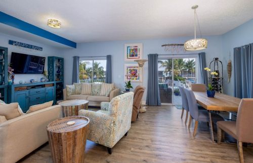 16 Corrine Pl, Key Largo FL 33037-4203 exterior