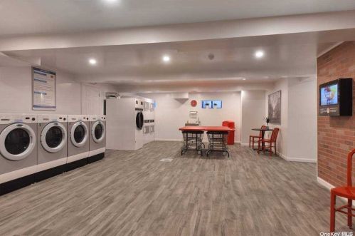 21 Barstow Rd, Great Neck NY  11021-2215 exterior