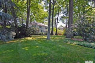 415 Dogwood Ln, North Hills, NY 11030-2038