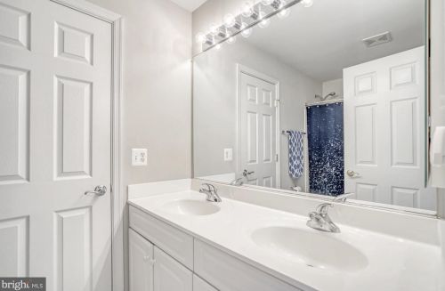 42104 Glynn Tarra Pl, Leesburg VA  20176-5478 exterior