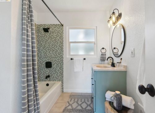 8017 Crest Ave, Oakland CA  94605-3611 exterior