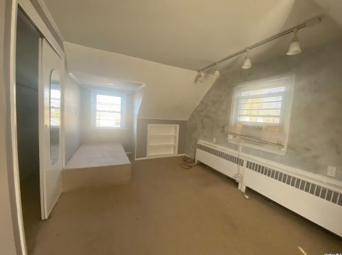 258 Steamboat Rd, Great Neck NY  11024-1634 exterior