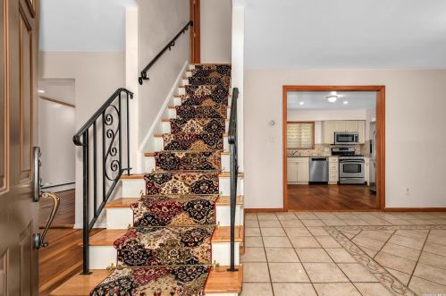 44 Seaman Neck Rd, Huntington Station, NY 11746-6816