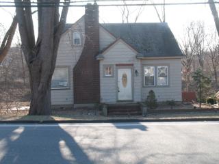 49 Oakland Ave, Oakland, NJ 07436-1918