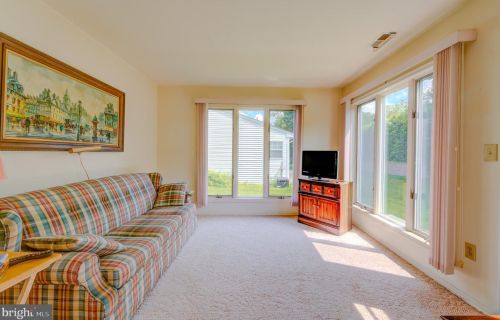 12 Meadowwood Ct, Columbus NJ  08022-1026 exterior