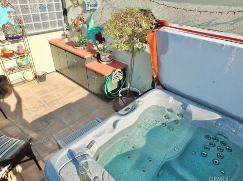 227 Glendora Ave, Long Beach CA  90803-3504 exterior