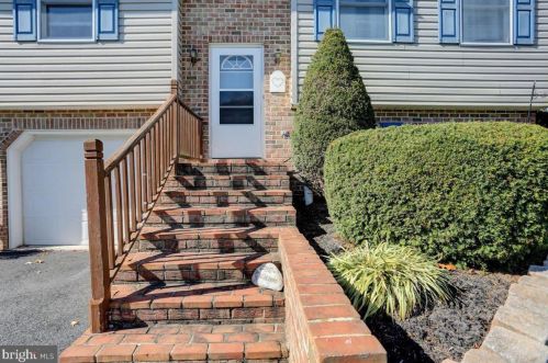 10 Meadow Ridge Dr, Lees Cross Roads, PA 17257-9010