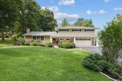 28 Bancroft Rd, Poughkeepsie, NY 12601-5104