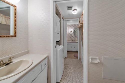 406 Camelot Dr, Pittsburgh PA  15237-4976 exterior