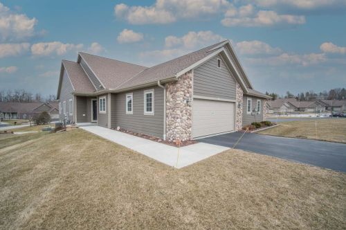 318 Woodford Dr, West Bend, WI 53090-1193