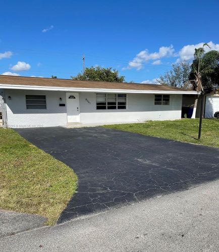 8261 10th St, Hollywood FL  33024-4901 exterior