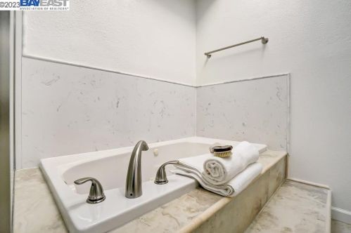 32824 Oakdale Ct, Union City CA  94587-5426 exterior