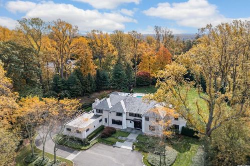 2 Saddle Ridge Rd, Westbury, NY 11568-1150