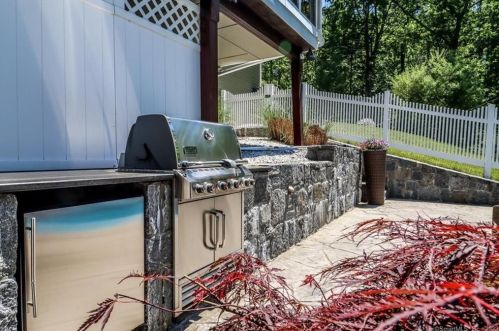 12 Stonewall Ln, Ridgefield, CT 06877-1134