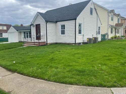 144 Norman St, New Hyde Park, NY 11040-1349