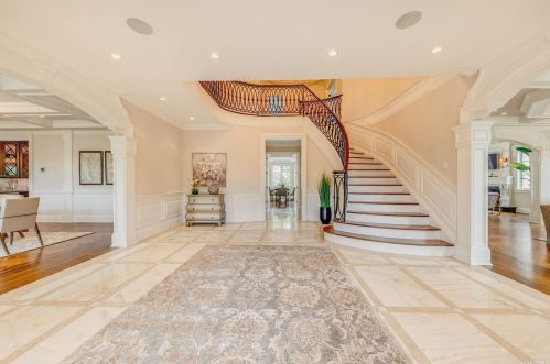 22 Rolling Hill Rd, Westbury, NY 11568-1014