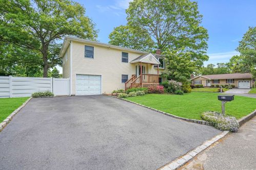 21 Arleen Ave, Holbrook, NY 11741-2305