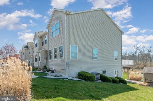 822 Yorkview Dr, Navy Sup Dpt, PA 17055-5208