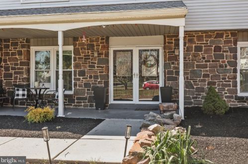 2 Elizabeth Ln, Southampton PA  18954-1011 exterior