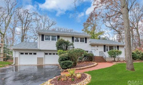 4 Plymouth Ln, East Brunswick NJ  08816-3321 exterior