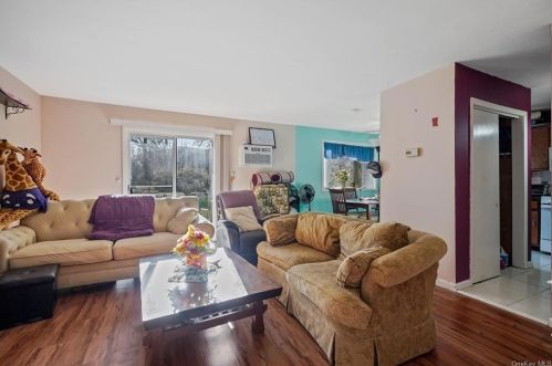 11 Field Ct, Fishkill, NY 12524-2612