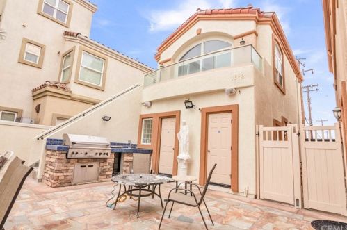 1612 Pacific Coast Hwy, Huntington Beach CA  92648-4434 exterior