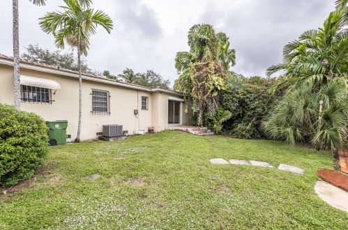 60 Olive Dr, Hialeah FL  33010-5212 exterior