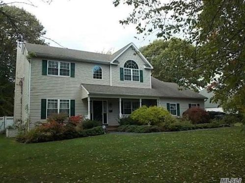 18 Esplanade Dr, Canaan Lake, NY 11772-7903
