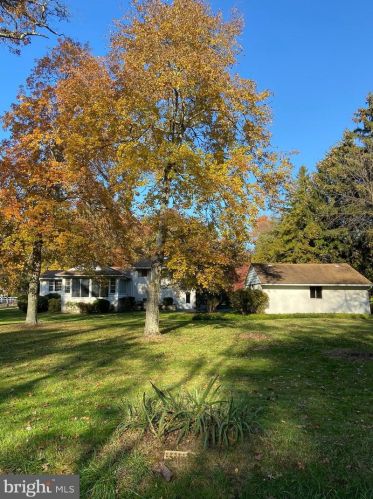 678 Cathcart Rd, Blue Bell PA  19422-1404 exterior