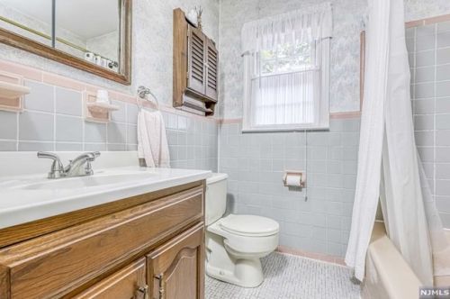 8 Winters St, Oakland NJ  07436-2623 exterior