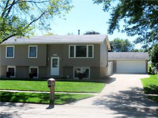 1255 Cress Pkwy, Hiawatha, IA 52233-1841