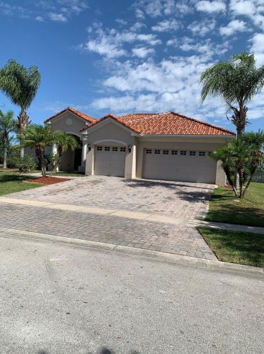 1961 Windward Oaks Ct, Kissimmee, FL 34746-2835