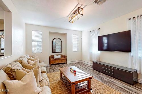 3120 Lisbon Ln, Oxnard CA 93036-7623 exterior