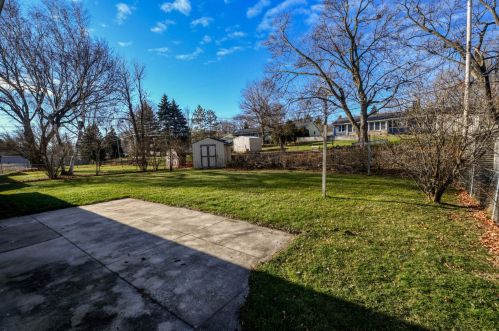 910 Beverly Ln, West Bend, WI 53090-2327