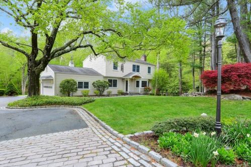 100 Akbar Rd, Stamford, CT 06902-1404
