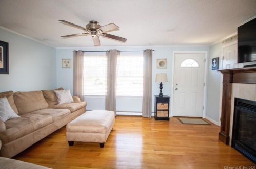 34 Lester St, United States Coast Guard Ac CT  06320-4327 exterior