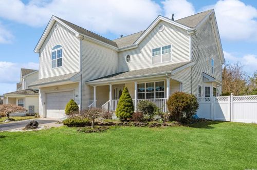 222 Rivendell Ct, Huntington Station, NY 11747-5346