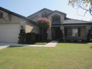 10211 Lanesborough Ave, Bakersfield CA  93311-9825 exterior