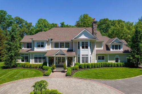 8 Carriage Hill Rd, White Plains, NY 10604-1526