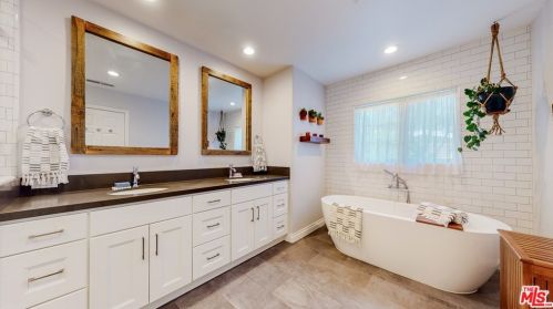 4504 Lennox Ave, Van Nuys CA 91405-4747 exterior