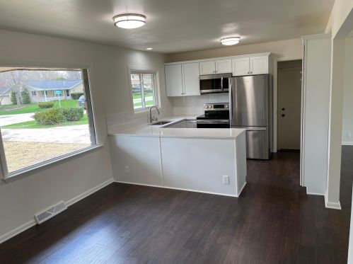 216 Kenwood Dr, Thiensville, WI 53092-1710